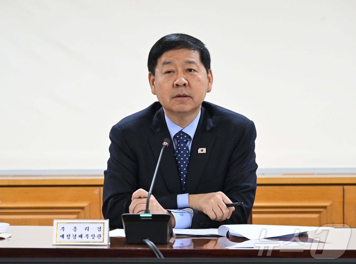 (서울=뉴스1) = 구윤철 부총리 겸 재정경제부 장관과 이창용 한국은행 총재가 27일 서울 중구 은행연합회에서 열린 시장상황점검회의를 주재하고 있다. (재정경제부 제공. 재판매 및 …