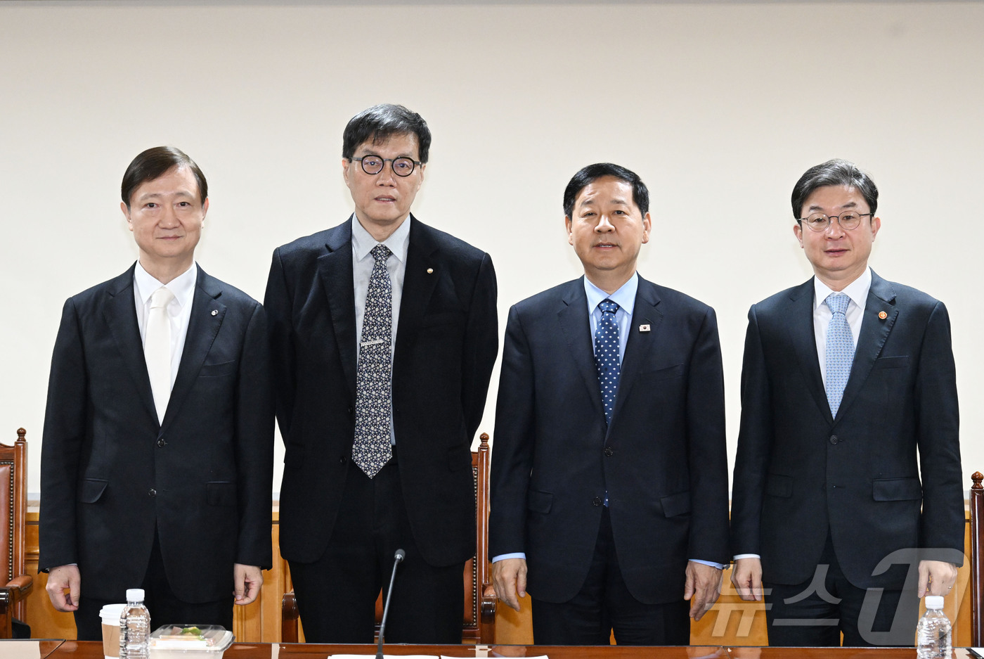 (서울=뉴스1) = 구윤철 부총리 겸 재정경제부 장관이 27일 서울 중구 은행연합회에서 열린 시장상황점검회의에서 이찬진 금융감독원장, 이창용 한국은행 총재, 이억원 금융위원장과 함 …