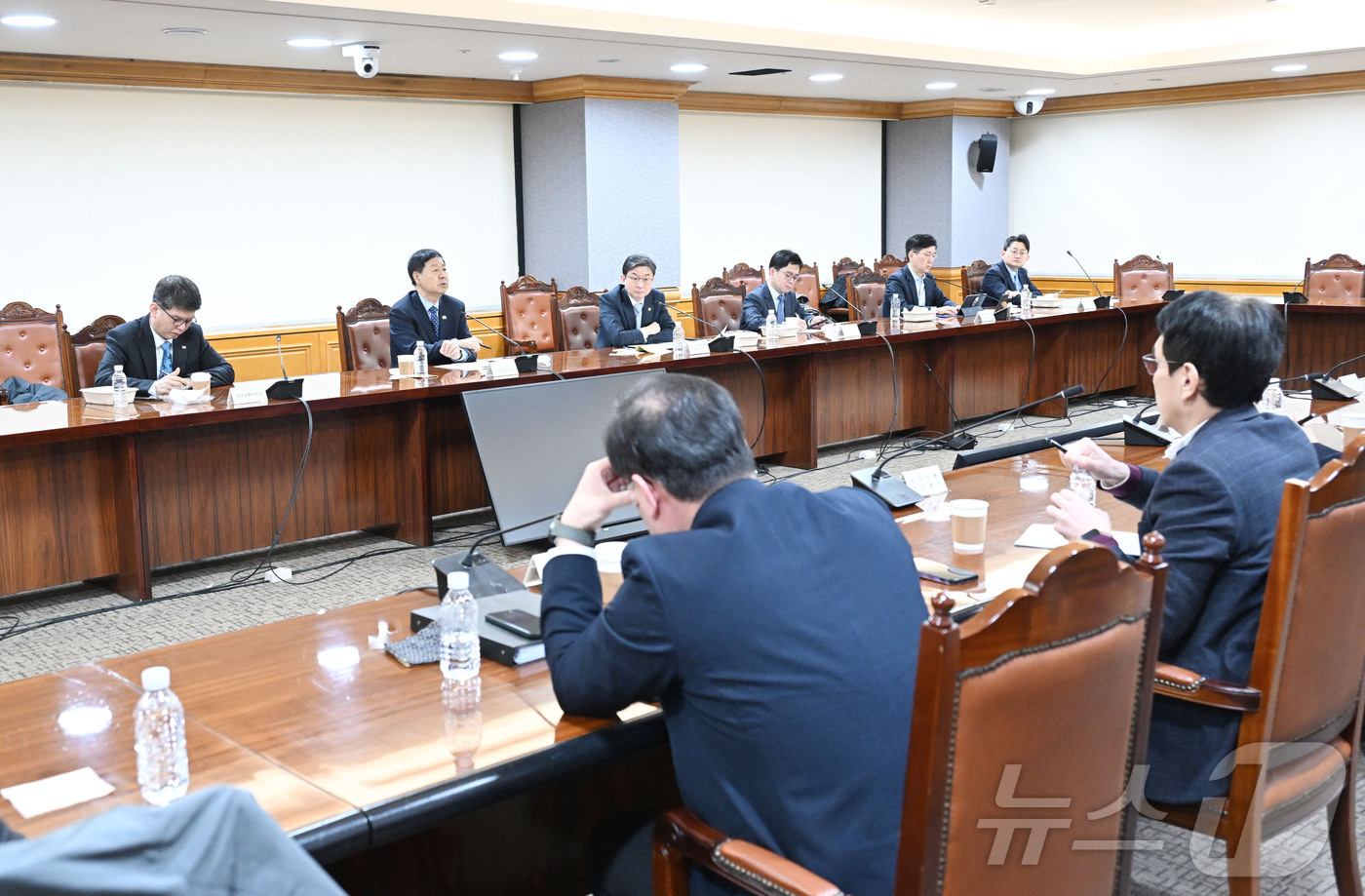 (서울=뉴스1) = 구윤철 부총리 겸 재정경제부 장관이 27일 서울 중구 은행연합회에서 열린 시장상황점검회의를 주재하고 있다. (재정경제부 제공. 재판매 및 DB 금지) 2026. …