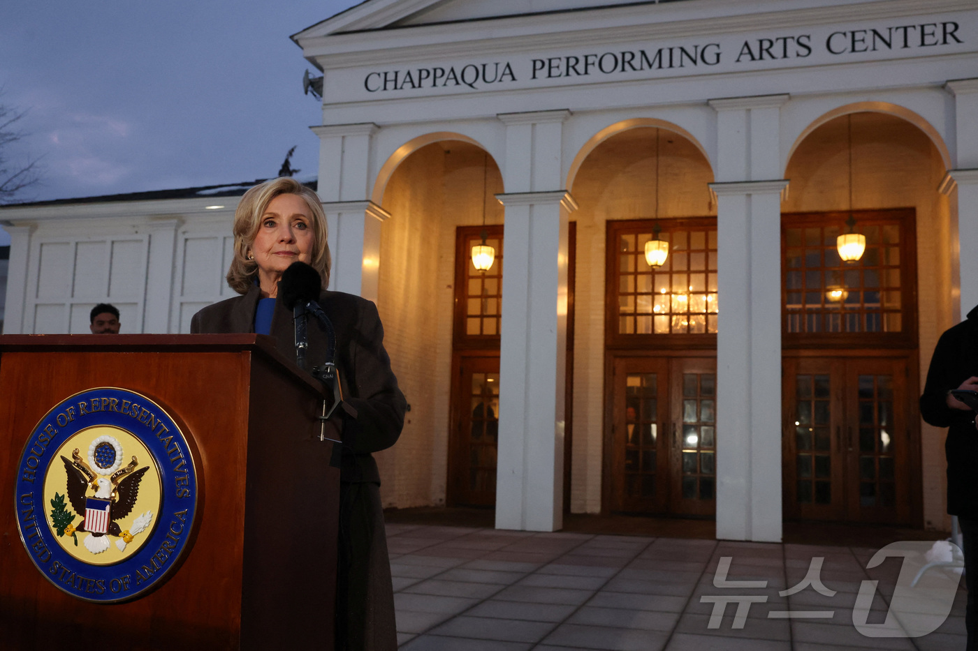 (채파콰 로이터=뉴스1) 최종일 선임기자 = 힐러리 클린턴 전 미국 국무장관이 26일(현지시간) 뉴욕주 채파콰에서 열린 하원 감독위원회 청문회에서 증언을 마친 뒤 채파콰 공연예술센 …