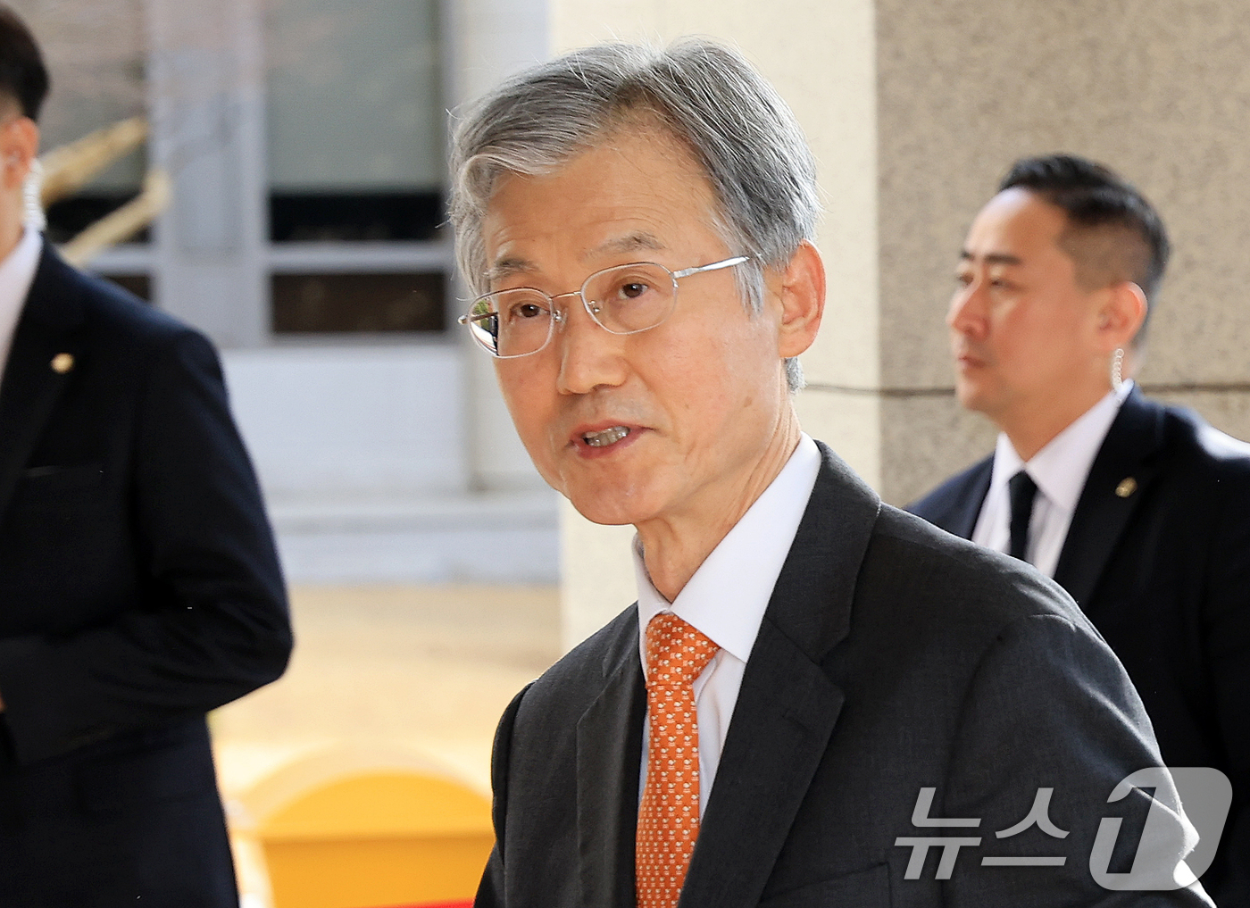 (서울=뉴스1) 이호윤 기자 = 조희대 대법원장이 27일 서울 서초구 대법원으로 출근하고 있다. 2026.2.27/뉴스1