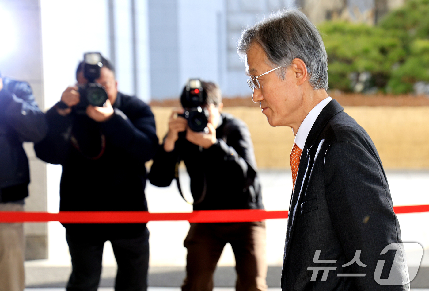(서울=뉴스1) 이호윤 기자 = 조희대 대법원장이 27일 서울 서초구 대법원으로 출근하고 있다. 2026.2.27/뉴스1