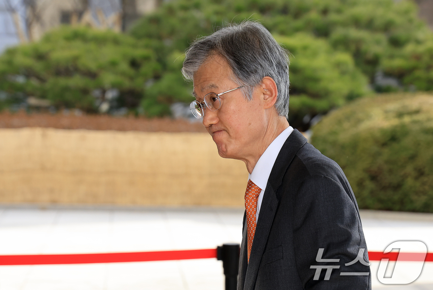 (서울=뉴스1) 이호윤 기자 = 조희대 대법원장이 27일 서울 서초구 대법원으로 출근하고 있다. 2026.2.27/뉴스1