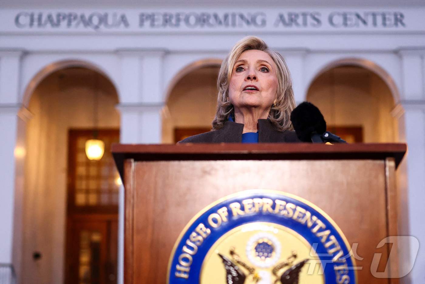 (채파콰 AFP=뉴스1) 최종일 선임기자 = 힐러리 클린턴 전 미국 국무장관이 26일(현지시간) 뉴욕주 채파콰에서 열린 하원 감독위원회 청문회에서 증언을 마친 뒤 채파콰 공연예술센 …