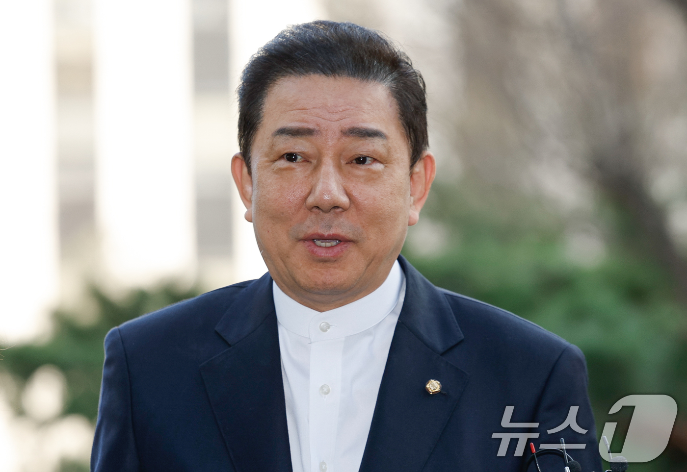 (서울=뉴스1) 안은나 기자 = 김병기 무소속 의원이 27일 오전 마포구 서울경찰청 공공범죄수사대에서 공천헌금 수수 등 13개 의혹과 관련 피의자 신분으로 2차 조사를 받기 위해 …