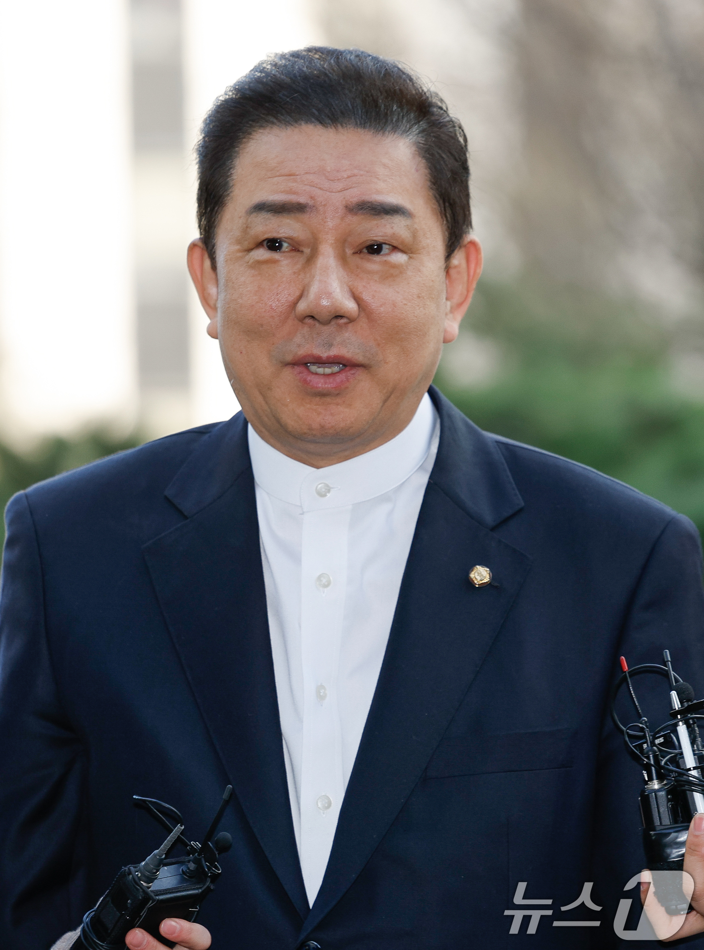 (서울=뉴스1) 안은나 기자 = 김병기 무소속 의원이 27일 오전 마포구 서울경찰청 공공범죄수사대에서 공천헌금 수수 등 13개 의혹과 관련 피의자 신분으로 2차 조사를 받기 위해 …