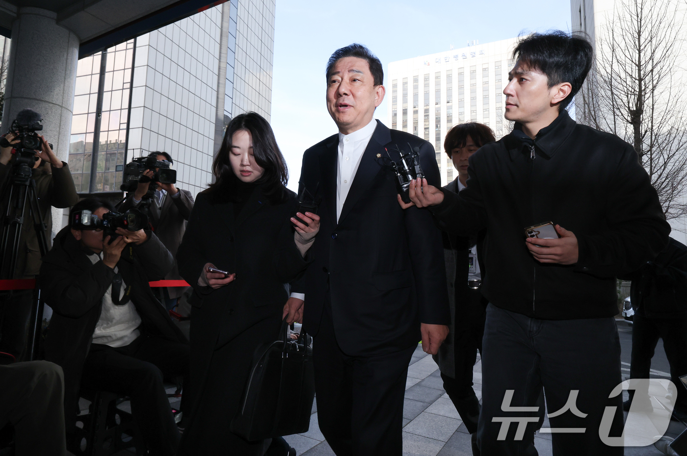 (서울=뉴스1) 안은나 기자 = 김병기 무소속 의원이 27일 오전 마포구 서울경찰청 공공범죄수사대에서 공천헌금 수수 등 13개 의혹과 관련 피의자 신분으로 2차 조사를 받기 위해 …