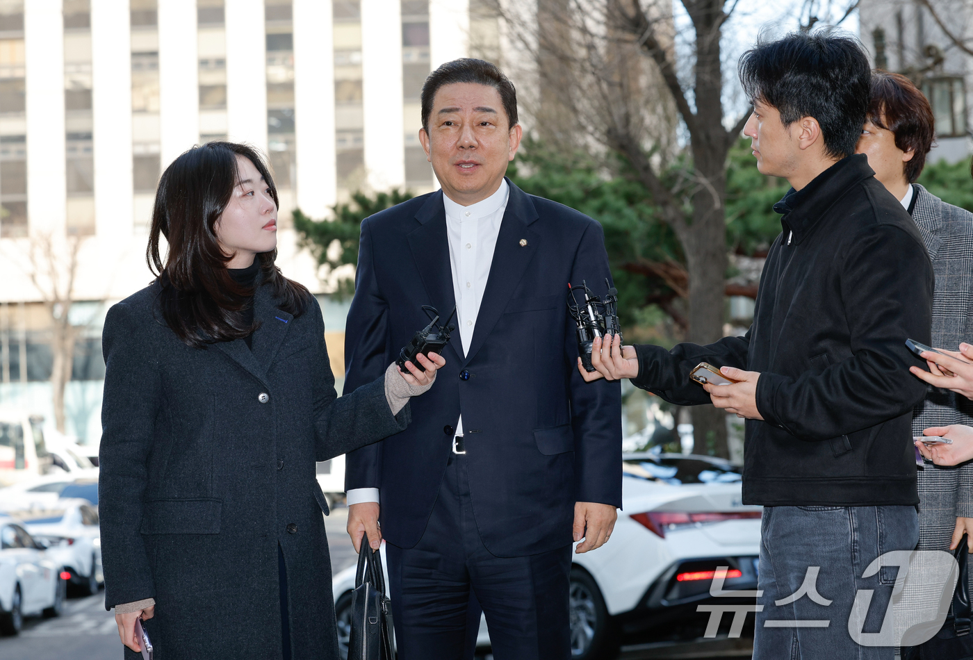 (서울=뉴스1) 안은나 기자 = 김병기 무소속 의원이 27일 오전 마포구 서울경찰청 공공범죄수사대에서 공천헌금 수수 등 13개 의혹과 관련 피의자 신분으로 2차 조사를 받기 위해 …