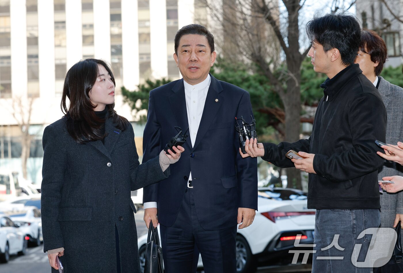 본문 이미지 - 김병기 무소속 의원이 27일 오전 마포구 서울경찰청 공공범죄수사대에서 공천헌금 수수 등 13개 의혹과 관련 피의자 신분으로 2차 조사를 받기 위해 출석하며 취재진 질문에 답하고 있다. 2026.2.27 ⓒ 뉴스1 안은나 기자