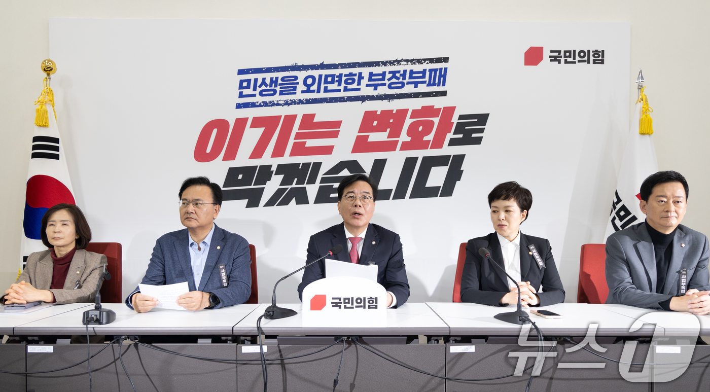 (서울=뉴스1) 이승배 기자 = 송언석 국민의힘 대표가 27일 서울 여의도 국회에서 열린 기자간담회에서 발언하고 있다. 2026.2.27/뉴스1