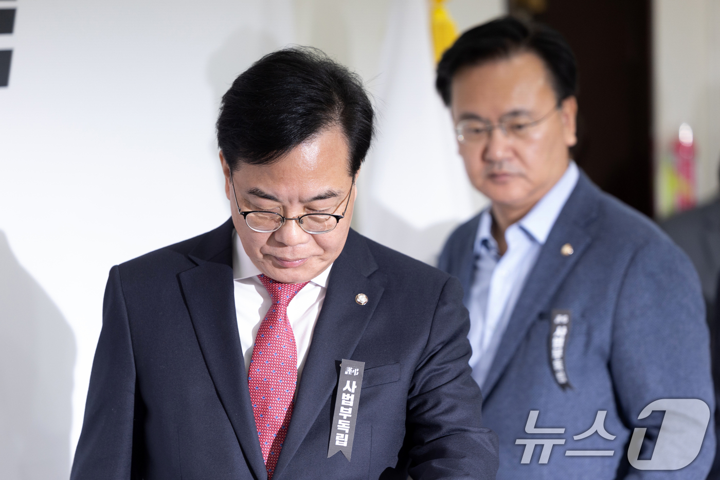 (서울=뉴스1) 이승배 기자 = 송언석 국민의힘 대표가 27일 서울 여의도 국회에서 열린 기자간담회에 참석하고 있다. 2026.2.27/뉴스1