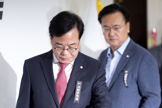 굳은 표정으로 기자간담회 참석하는 송언석 원내대표