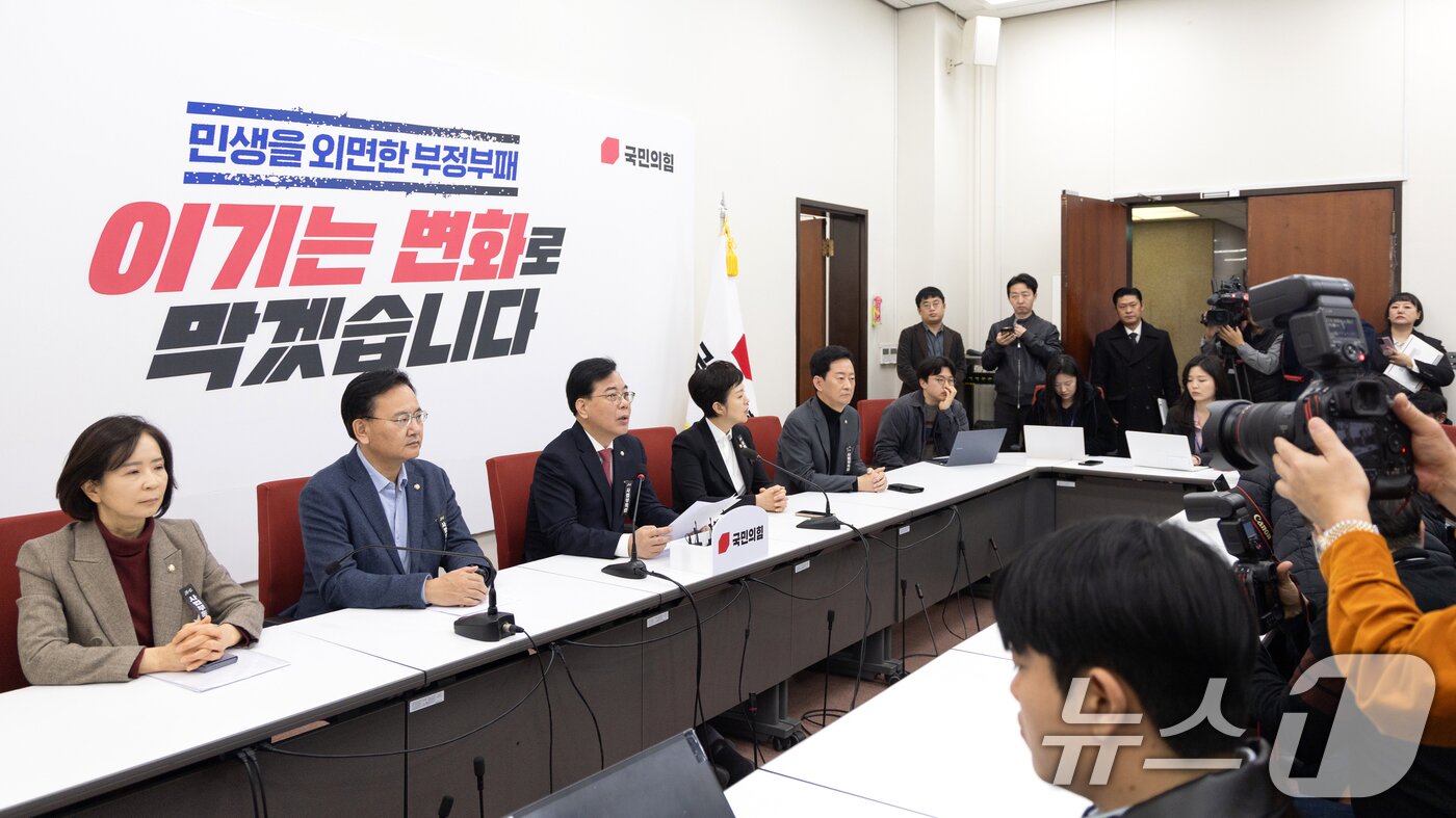 본문 이미지 - 송언석 국민의힘 대표가 27일 서울 여의도 국회에서 열린 기자간담회에서 발언하고 있다. 2026.2.27 ⓒ 뉴스1 이승배 기자