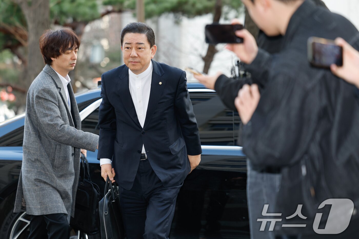 본문 이미지 - 김병기 무소속 의원이 27일 오전 마포구 서울경찰청 공공범죄수사대에서 공천헌금 수수 등 13개 의혹과 관련 피의자 신분으로 2차 조사를 받기 위해 출석하고 있다. 2026.2.27 ⓒ 뉴스1 안은나 기자