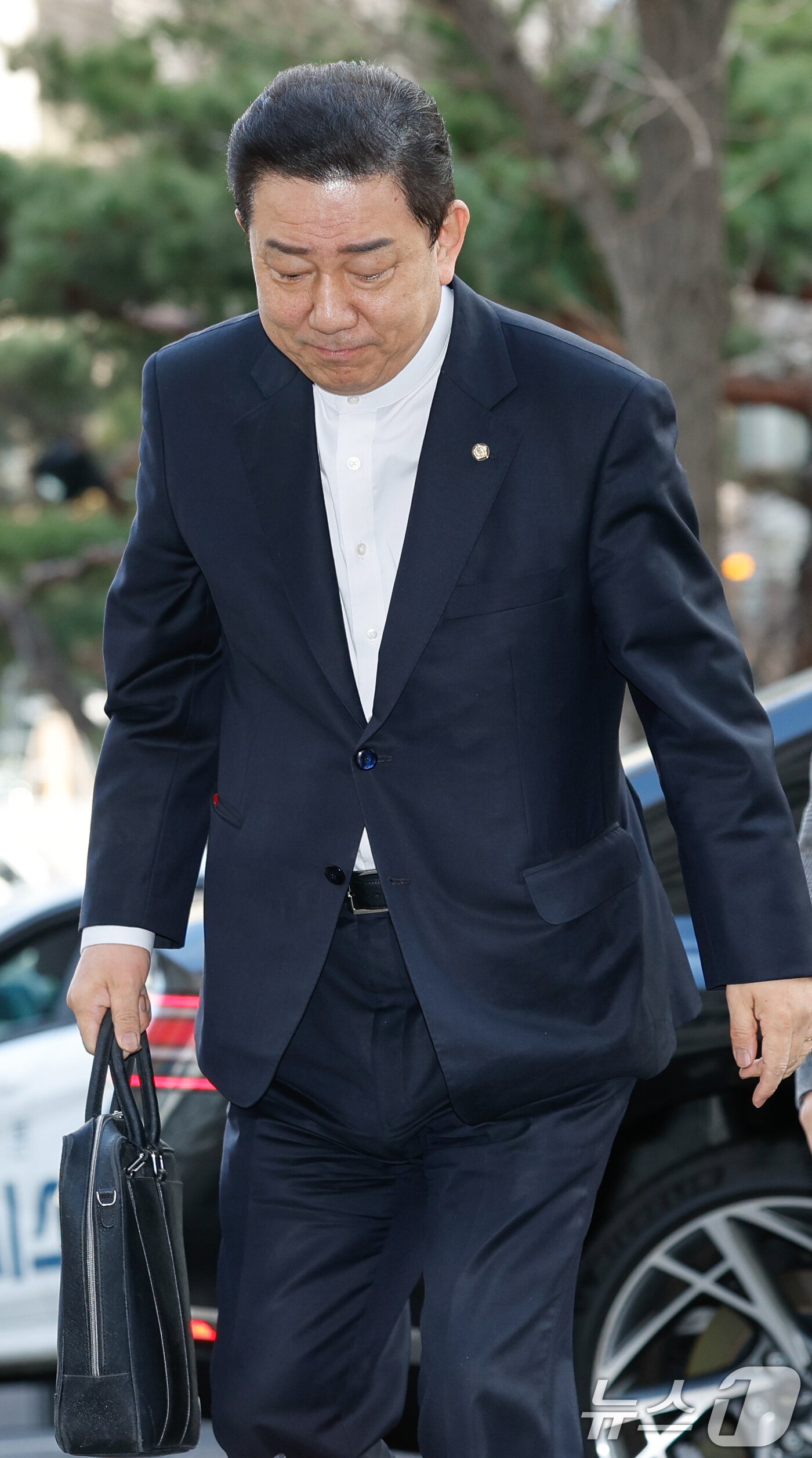 본문 이미지 - 김병기 무소속 의원이 27일 오전 마포구 서울경찰청 공공범죄수사대에서 공천헌금 수수 등 13개 의혹과 관련 피의자 신분으로 2차 조사를 받기 위해 출석하고 있다. 2026.2.27 ⓒ 뉴스1 안은나 기자