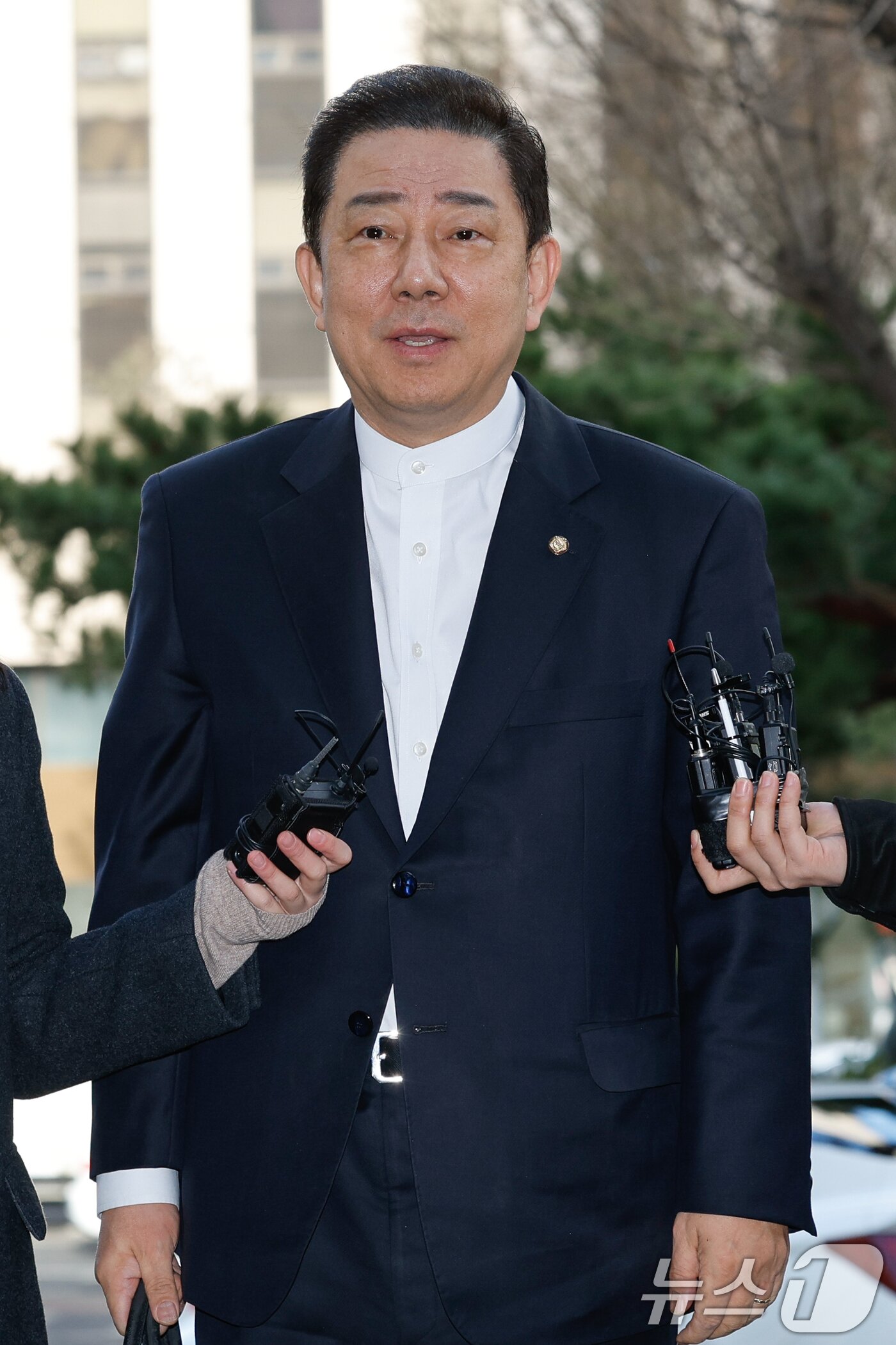 본문 이미지 - 김병기 무소속 의원이 27일 오전 마포구 서울경찰청 공공범죄수사대에서 공천헌금 수수 등 13개 의혹과 관련 피의자 신분으로 2차 조사를 받기 위해 출석하며 취재진 질의에 답하고 있다. 2026.2.27 ⓒ 뉴스1 안은나 기자