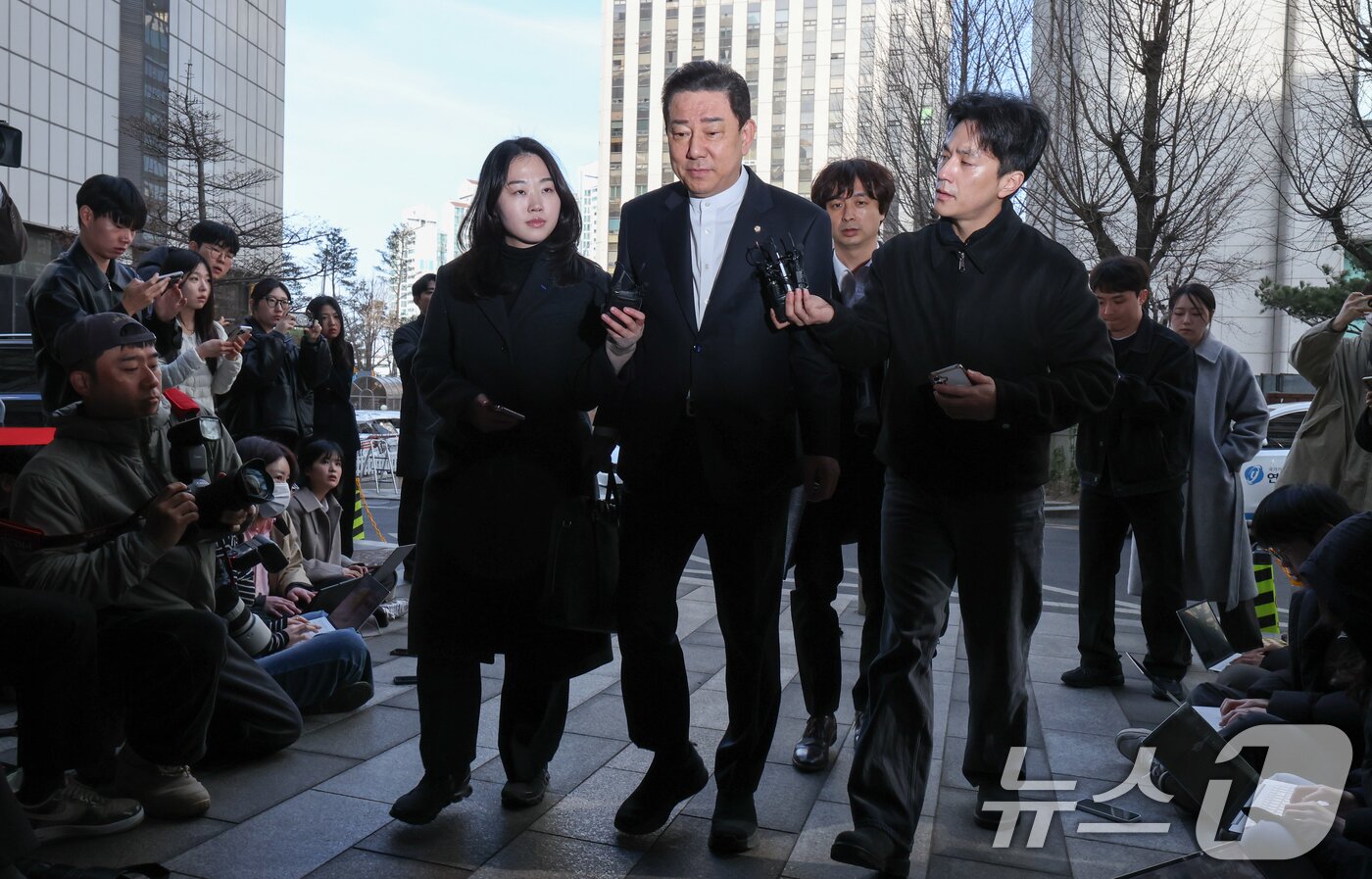 본문 이미지 - 김병기 무소속 의원이 27일 오전 마포구 서울경찰청 공공범죄수사대에서 공천헌금 수수 등 13개 의혹과 관련 피의자 신분으로 2차 조사를 받기 위해 출석하고 있다. 2026.2.27 ⓒ 뉴스1 안은나 기자