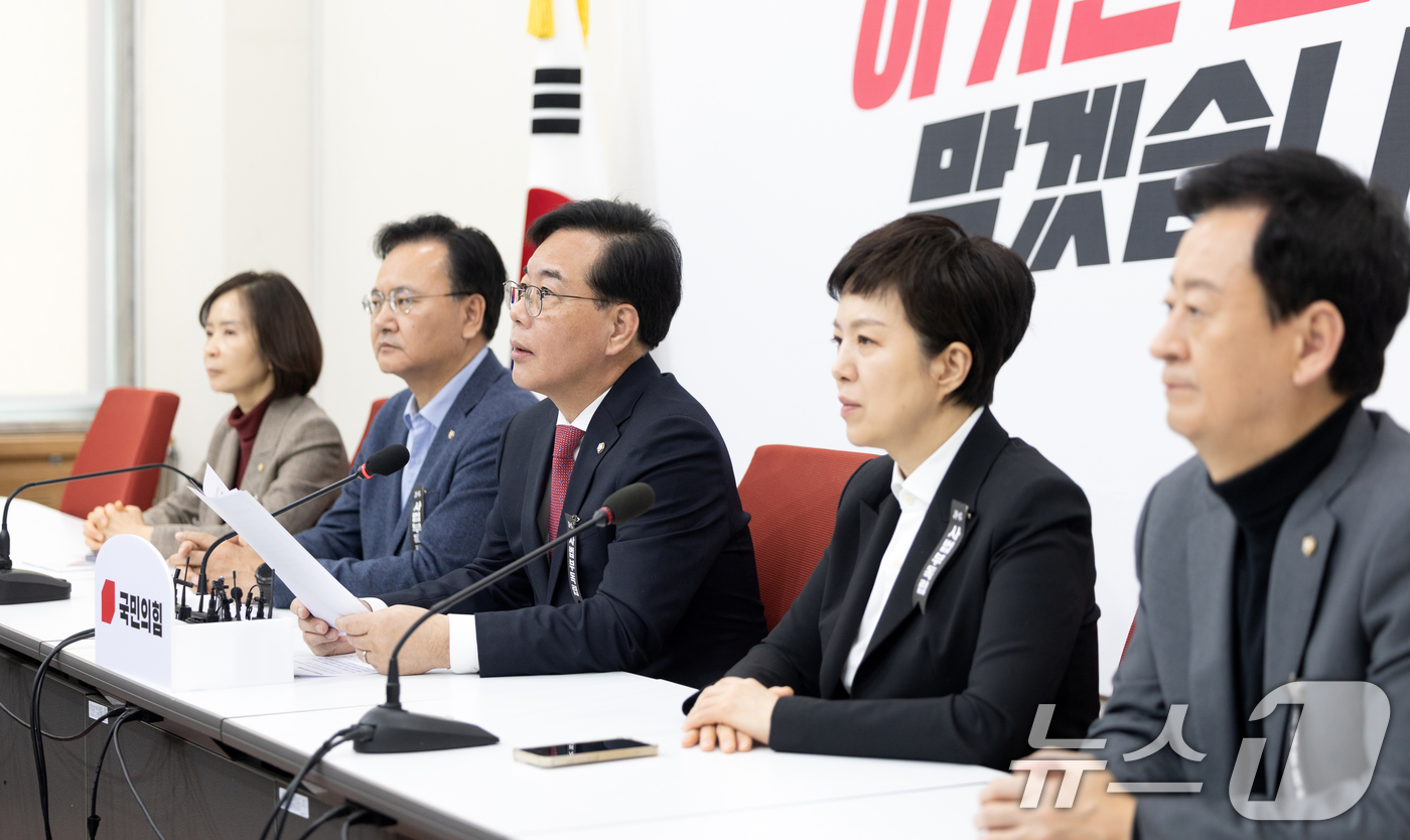 (서울=뉴스1) 이승배 기자 = 송언석 국민의힘 대표가 27일 서울 여의도 국회에서 열린 기자간담회에서 발언하고 있다. 2026.2.27/뉴스1