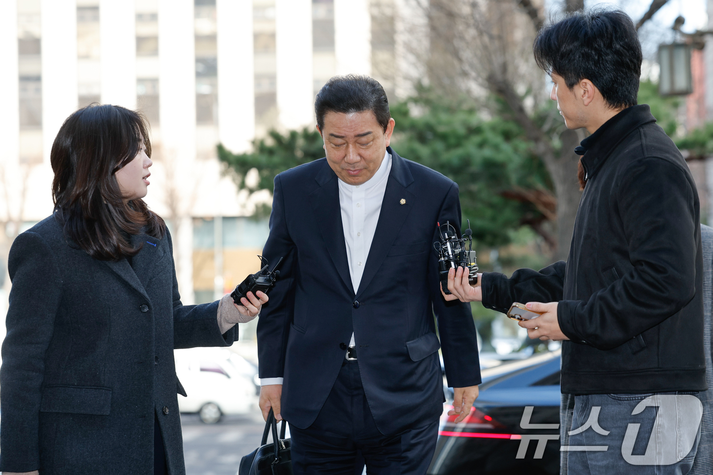 (서울=뉴스1) 안은나 기자 = 김병기 무소속 의원이 27일 오전 마포구 서울경찰청 공공범죄수사대에서 공천헌금 수수 등 13개 의혹과 관련 피의자 신분으로 2차 조사를 받기 위해 …