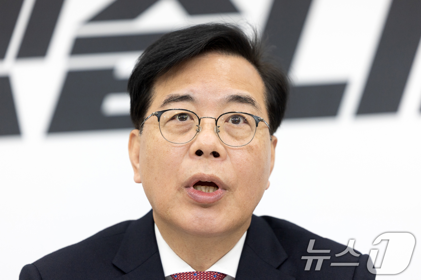 (서울=뉴스1) 이승배 기자 = 송언석 국민의힘 대표가 27일 서울 여의도 국회에서 열린 기자간담회에서 발언하고 있다. 2026.2.27/뉴스1