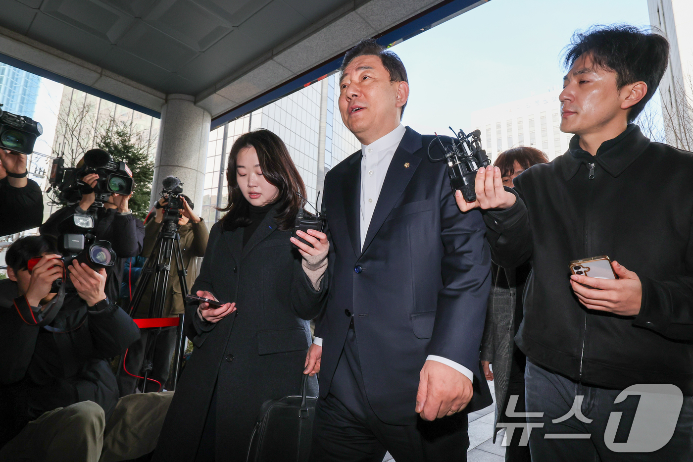 (서울=뉴스1) 안은나 기자 = 김병기 무소속 의원이 27일 오전 마포구 서울경찰청 공공범죄수사대에서 공천헌금 수수 등 13개 의혹과 관련 피의자 신분으로 2차 조사를 받기 위해 …