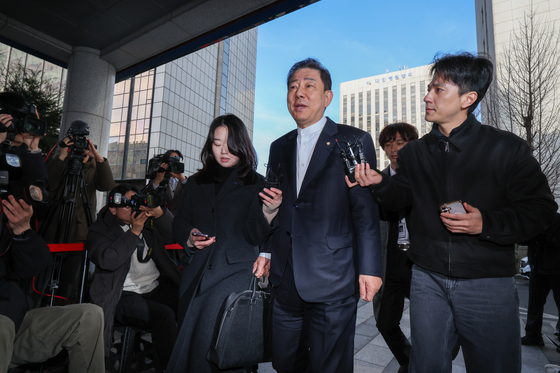 '전날 14시간 30분 조사' 김병기 의원, 경찰 재소환