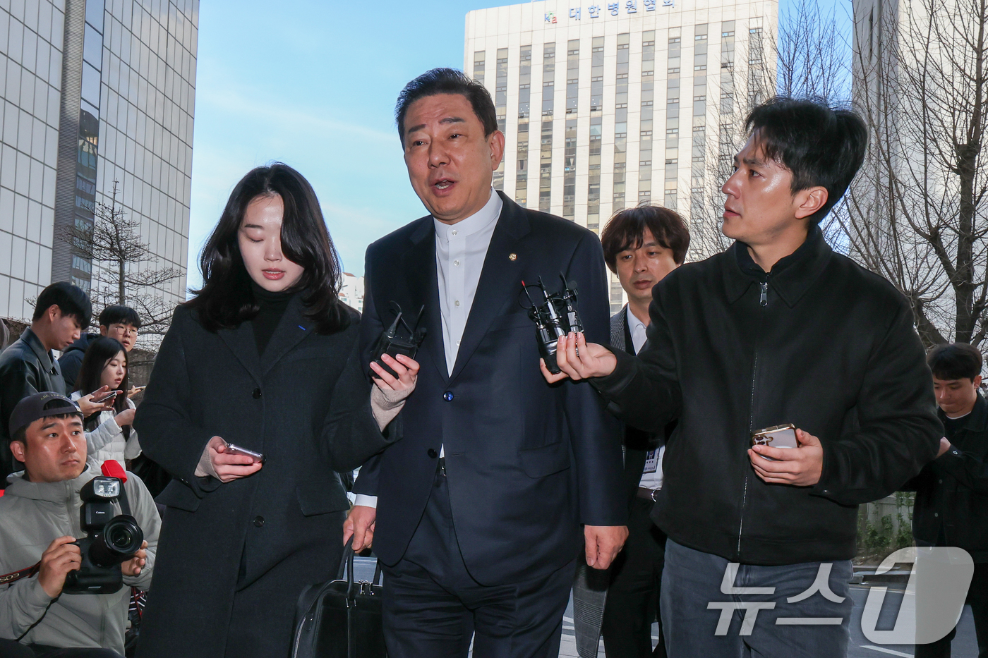 (서울=뉴스1) 안은나 기자 = 김병기 무소속 의원이 27일 오전 마포구 서울경찰청 공공범죄수사대에서 공천헌금 수수 등 13개 의혹과 관련 피의자 신분으로 2차 조사를 받기 위해 …