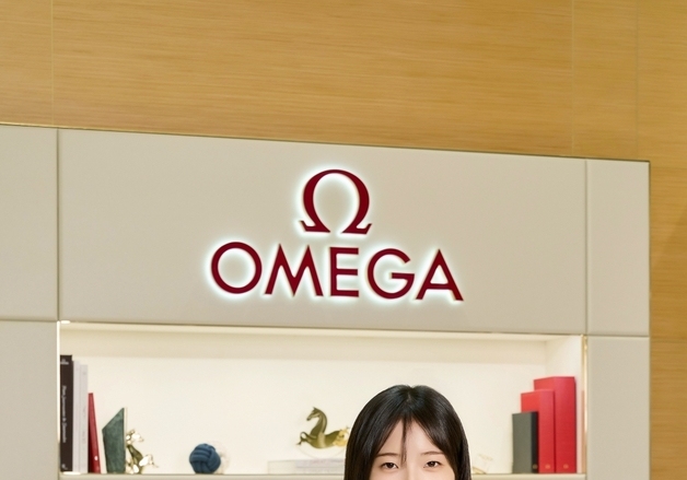 동계 올림픽 '첫金' 최가온, 오메가 올림픽에디션 시계 수령
