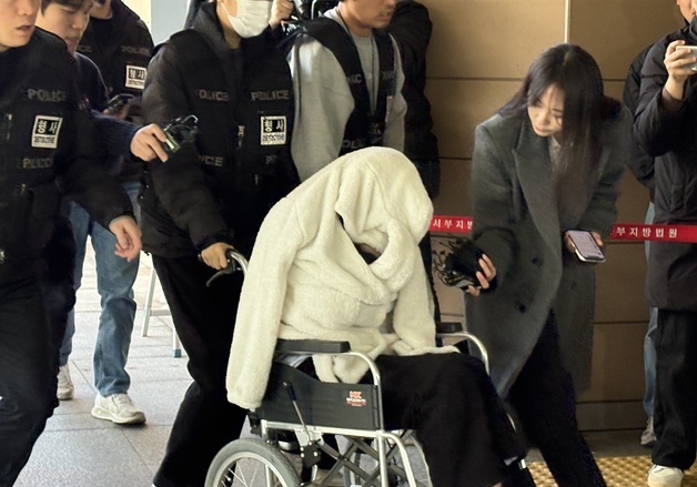 '약물 운전' 포르쉐 운전자 구속영장 심사 출석…'묵묵부답'