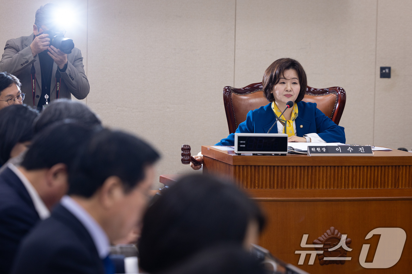 (서울=뉴스1) 유승관 기자 = 이수진 국회 보건복지위원회 법안심사제2소위원장이 27일 서울 여의도 국회에서 열린 제432회 국회(임시회) 제1차 법안심사제2소위원회에서 의사봉을 …
