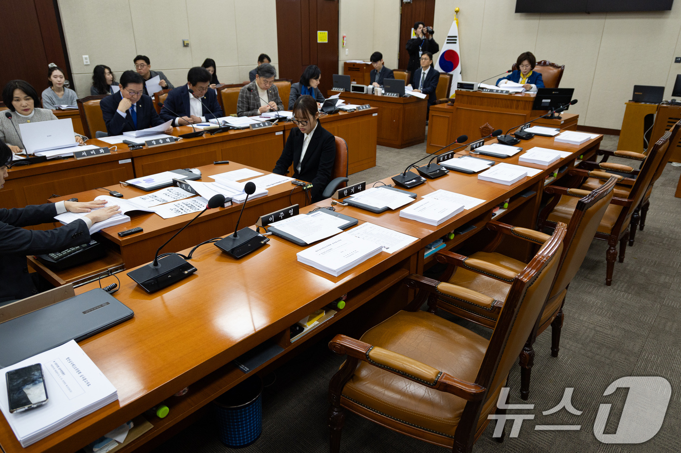 (서울=뉴스1) 유승관 기자 = 27일 서울 여의도 국회에서 열린 제432회 국회(임시회) 제1차 법안심사제2소위원회에서 국민의힘 위원석이 텅 비어 있다. 2026.2.27/뉴스1 …
