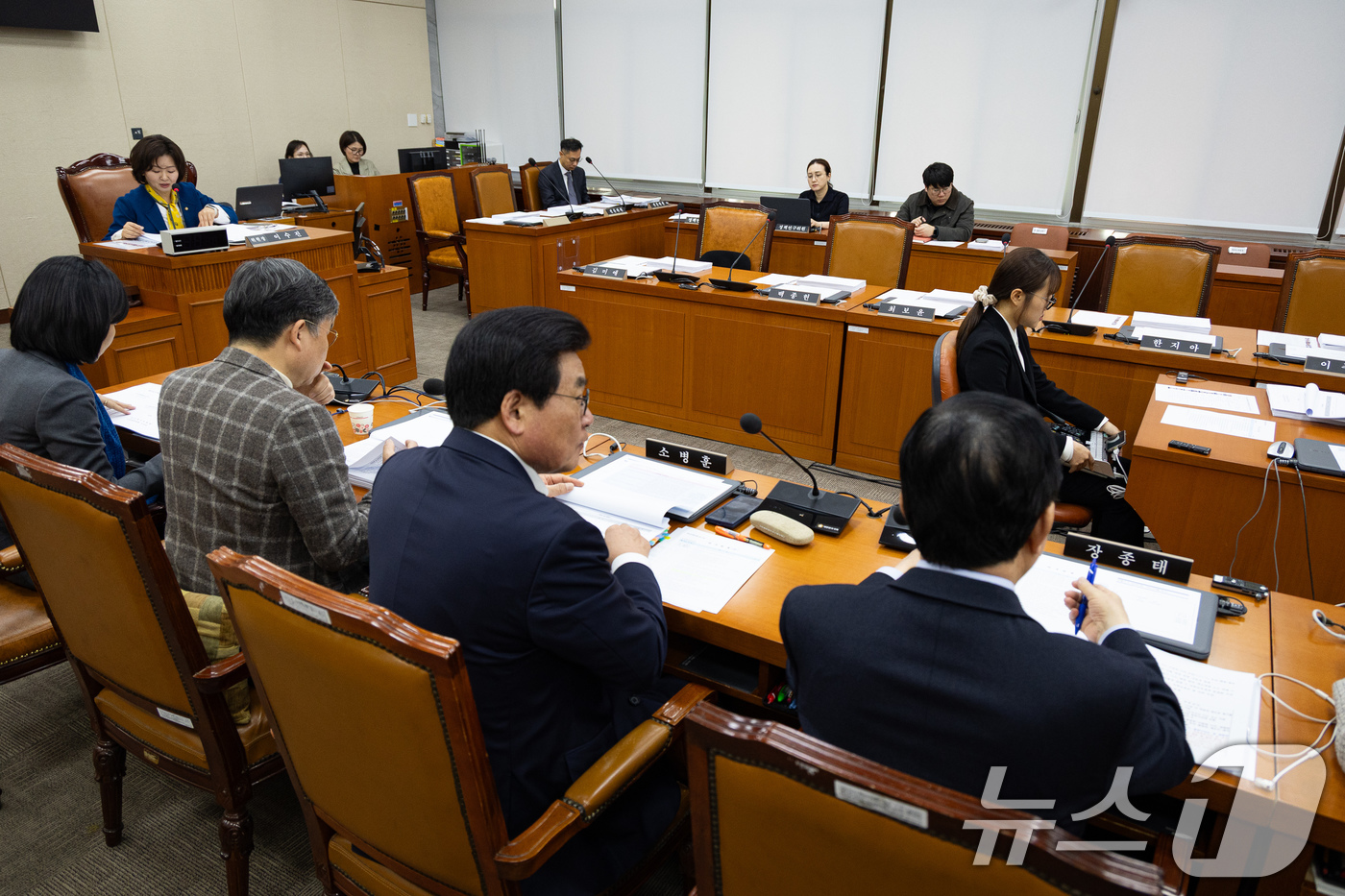 (서울=뉴스1) 유승관 기자 = 27일 서울 여의도 국회에서 열린 제432회 국회(임시회) 제1차 법안심사제2소위원회에서 국민의힘 위원석이 텅 비어 있다. 2026.2.27/뉴스1 …