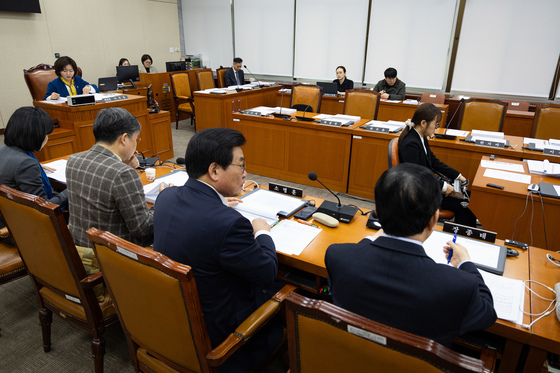 국힘 불참 속 여당 주도 법안심사