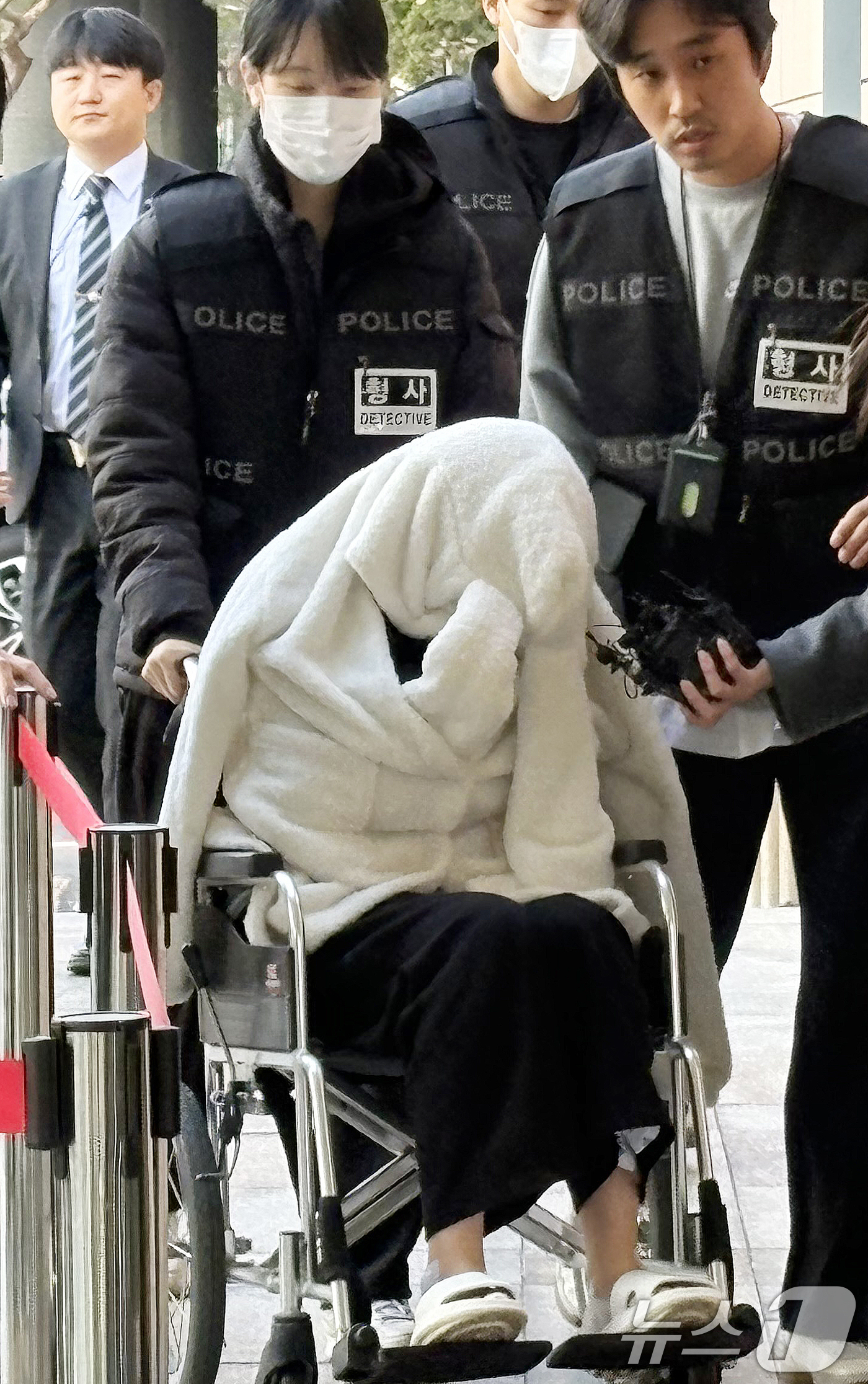 (서울=뉴스1) 소봄이 기자 = 약물을 투약한 상태로 차량을 몰다 반포대교 난간을 뚫고 추락한 30대 여성 A씨가 27일 서울서부지법에서 열린 구속 전 피의자 심문(영장실질심사)에 …