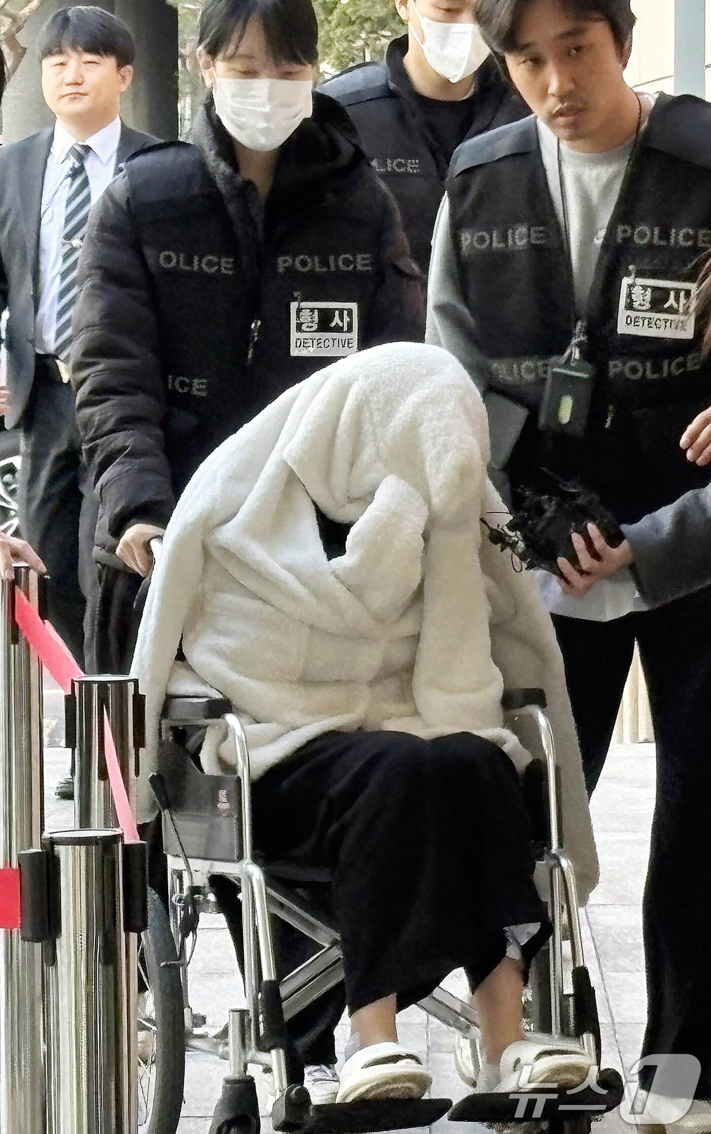 본문 이미지 - 약물을 투약한 상태로 차량을 몰다 반포대교 난간을 뚫고 추락한 30대 여성 A씨가 27일 서울서부지법에서 열린 구속 전 피의자 심문(영장실질심사)에 휠체어를 타고 출석하고 있다.  2026.2.27 ⓒ 뉴스1 소봄이 기자