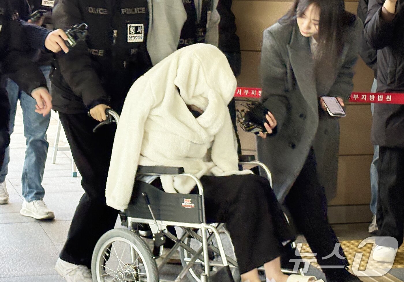 본문 이미지 - 약물을 투약한 상태로 차량을 몰다 반포대교 난간을 뚫고 추락한 30대 여성 A씨가 27일 서울서부지법에서 열린 구속 전 피의자 심문(영장실질심사)에 휠체어를 타고 출석하고 있다.  2026.2.27 ⓒ 뉴스1 소봄이 기자