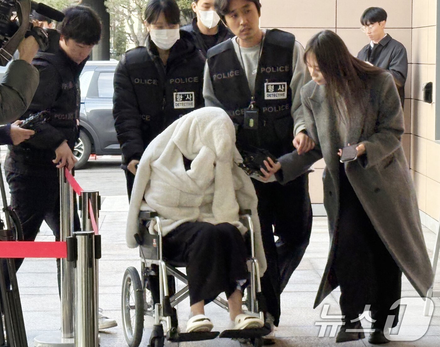 본문 이미지 - 약물을 투약한 상태로 차량을 몰다 반포대교 난간을 뚫고 추락한 30대 여성 A씨가 27일 서울서부지법에서 열린 구속 전 피의자 심문(영장실질심사)에 휠체어를 타고 출석하고 있다.  2026.2.27 ⓒ 뉴스1 소봄이 기자