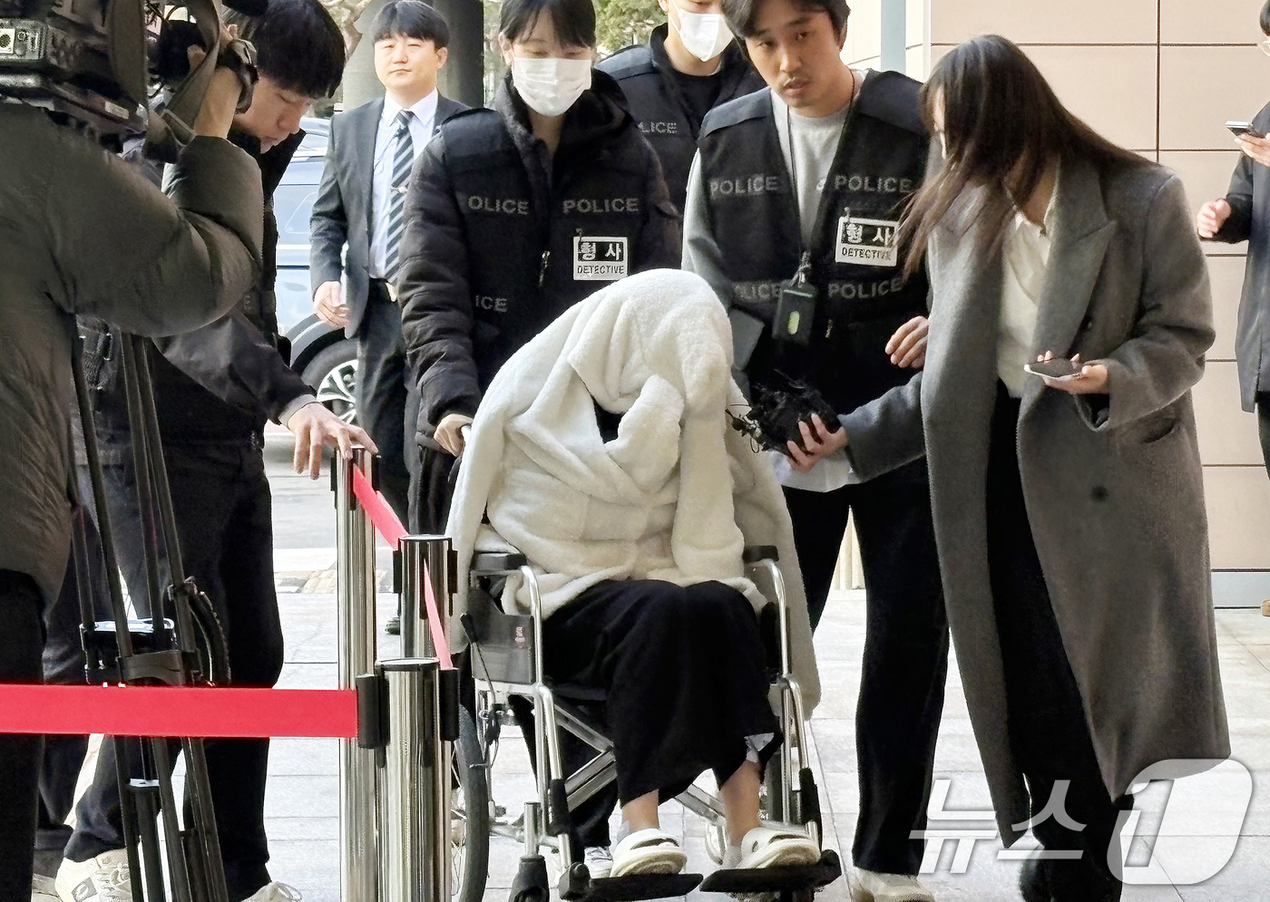 (서울=뉴스1) 소봄이 기자 = 약물을 투약한 상태로 차량을 몰다 반포대교 난간을 뚫고 추락한 30대 여성 A씨가 27일 서울서부지법에서 열린 구속 전 피의자 심문(영장실질심사)에 …