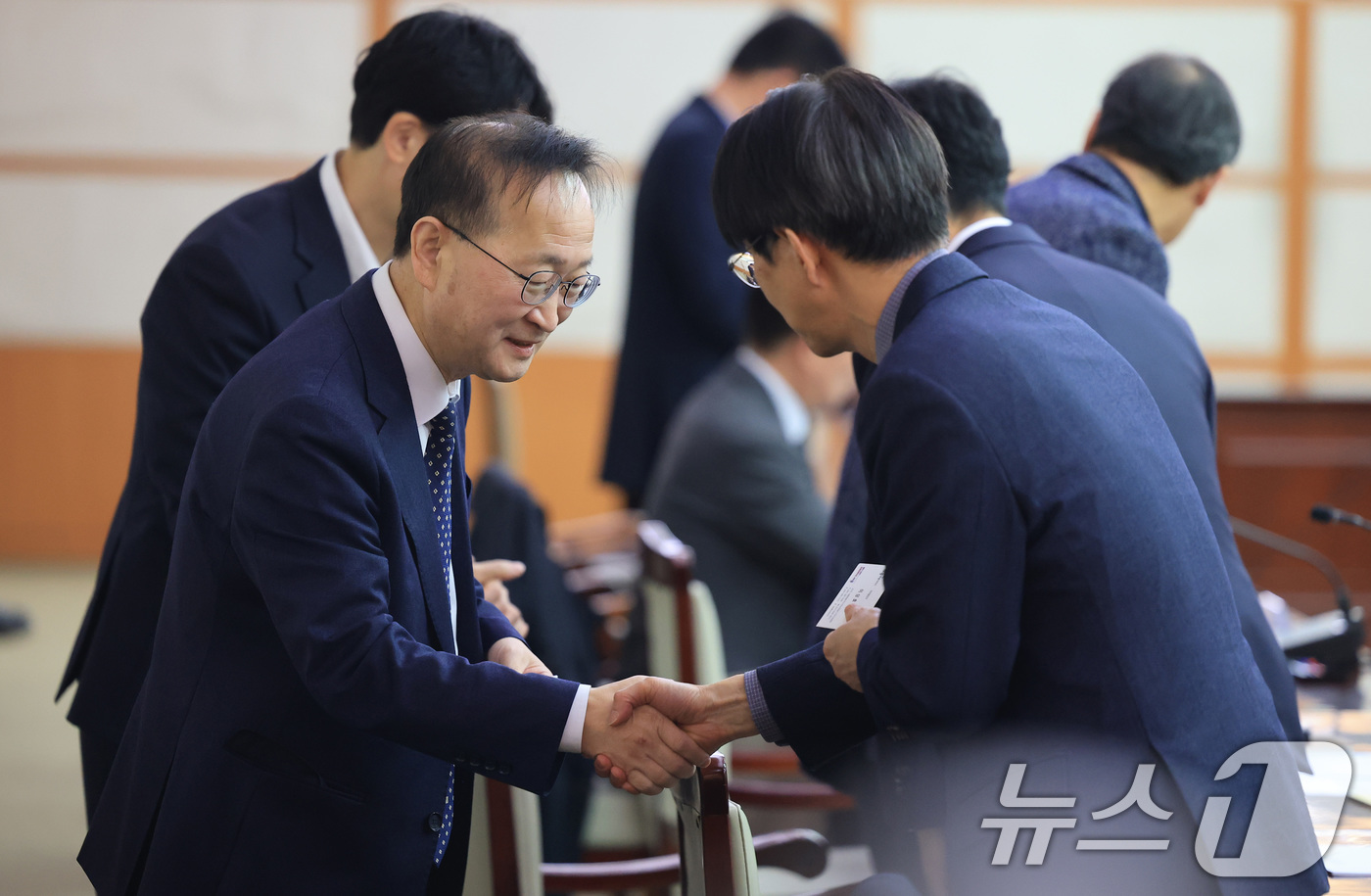 (서울=뉴스1) 임세영 기자 = 김남중 통일부 차관이 27일 서울 종로구 정부서울청사에서 열린 2026년 지방자치단체 남북교류협력 정책협의회에서 참석자들과 인사를 나누고 있다. 2 …