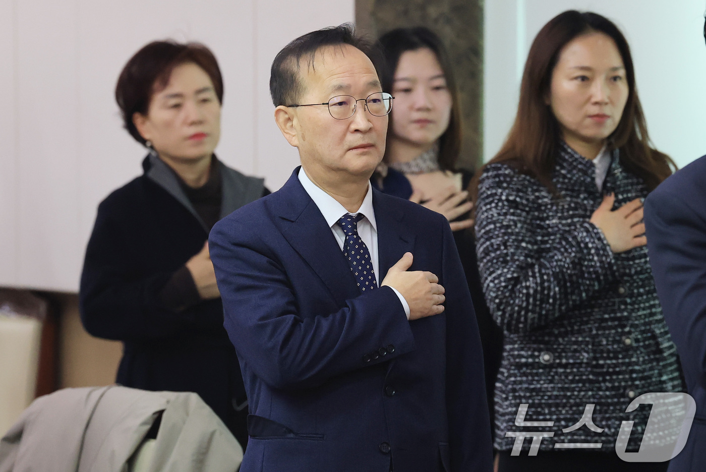 (서울=뉴스1) 임세영 기자 = 김남중 통일부 차관이 27일 서울 종로구 정부서울청사에서 열린 2026년 지방자치단체 남북교류협력 정책협의회에서 국민의례를 하고 있다. 2026.2 …