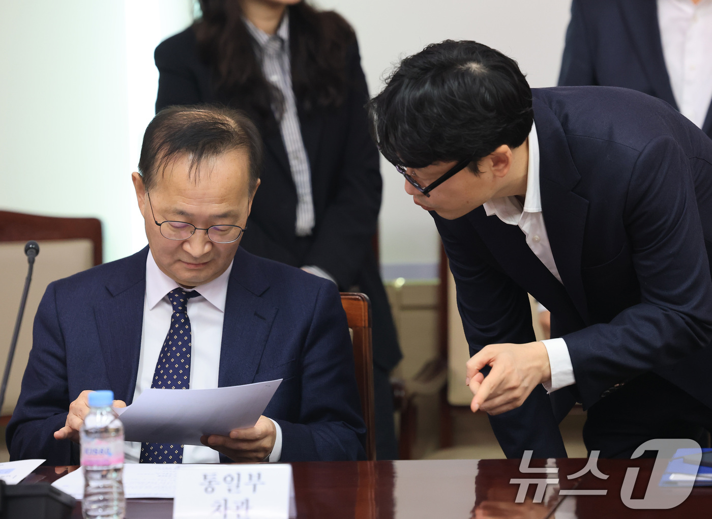 (서울=뉴스1) 임세영 기자 = 김남중 통일부 차관이 27일 서울 종로구 정부서울청사에서 열린 2026년 지방자치단체 남북교류협력 정책협의회에서 관계자와 이야기를 나누고 있다. 2 …