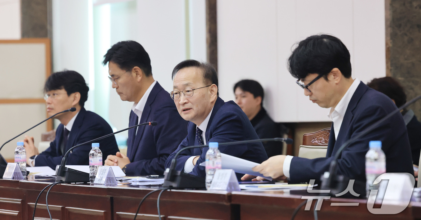(서울=뉴스1) 임세영 기자 = 김남중 통일부 차관(오른쪽 두번째)이 27일 서울 종로구 정부서울청사에서 열린 2026년 지방자치단체 남북교류협력 정책협의회에서 모두발언을 하고 있 …