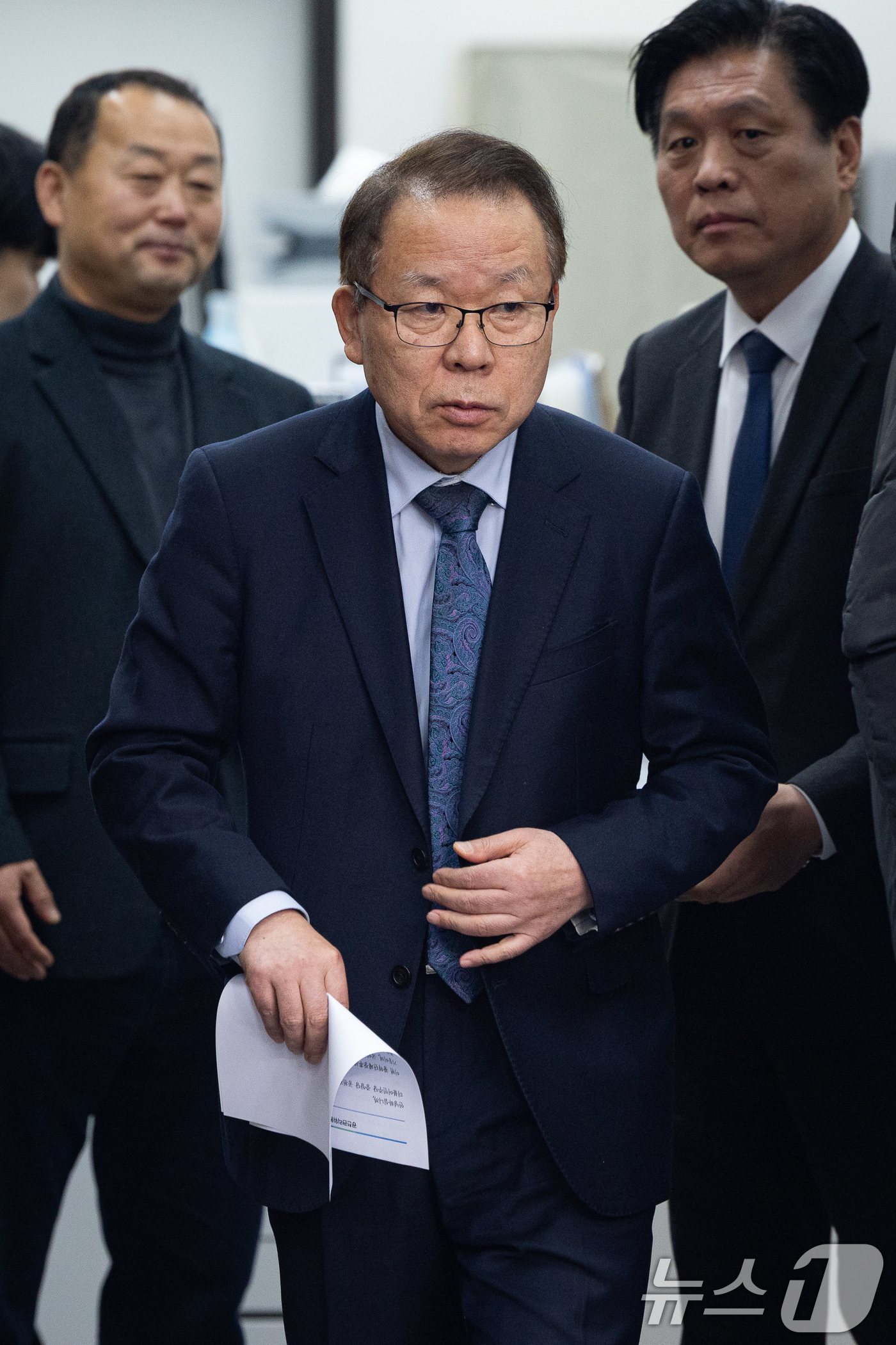 (서울=뉴스1) 유승관 기자 = 김이수 더불어민주당 중앙당 공천관리위원장이 27일 서울 여의도 국회에서 1차 공천 심사 결과를 발표하기위해 입장하고 있다.더불어민주당 중앙당 공천관 …