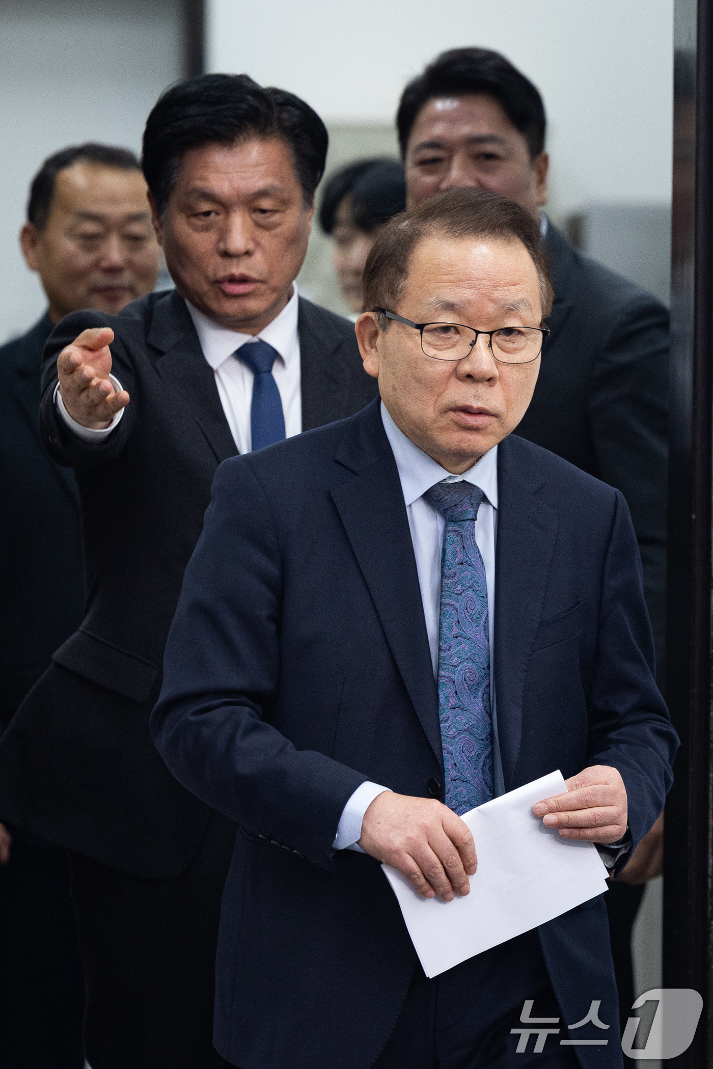 (서울=뉴스1) 유승관 기자 = 김이수 더불어민주당 중앙당 공천관리위원장이 27일 서울 여의도 국회에서 1차 공천 심사 결과를 발표하기위해 입장하고 있다.더불어민주당 중앙당 공천관 …