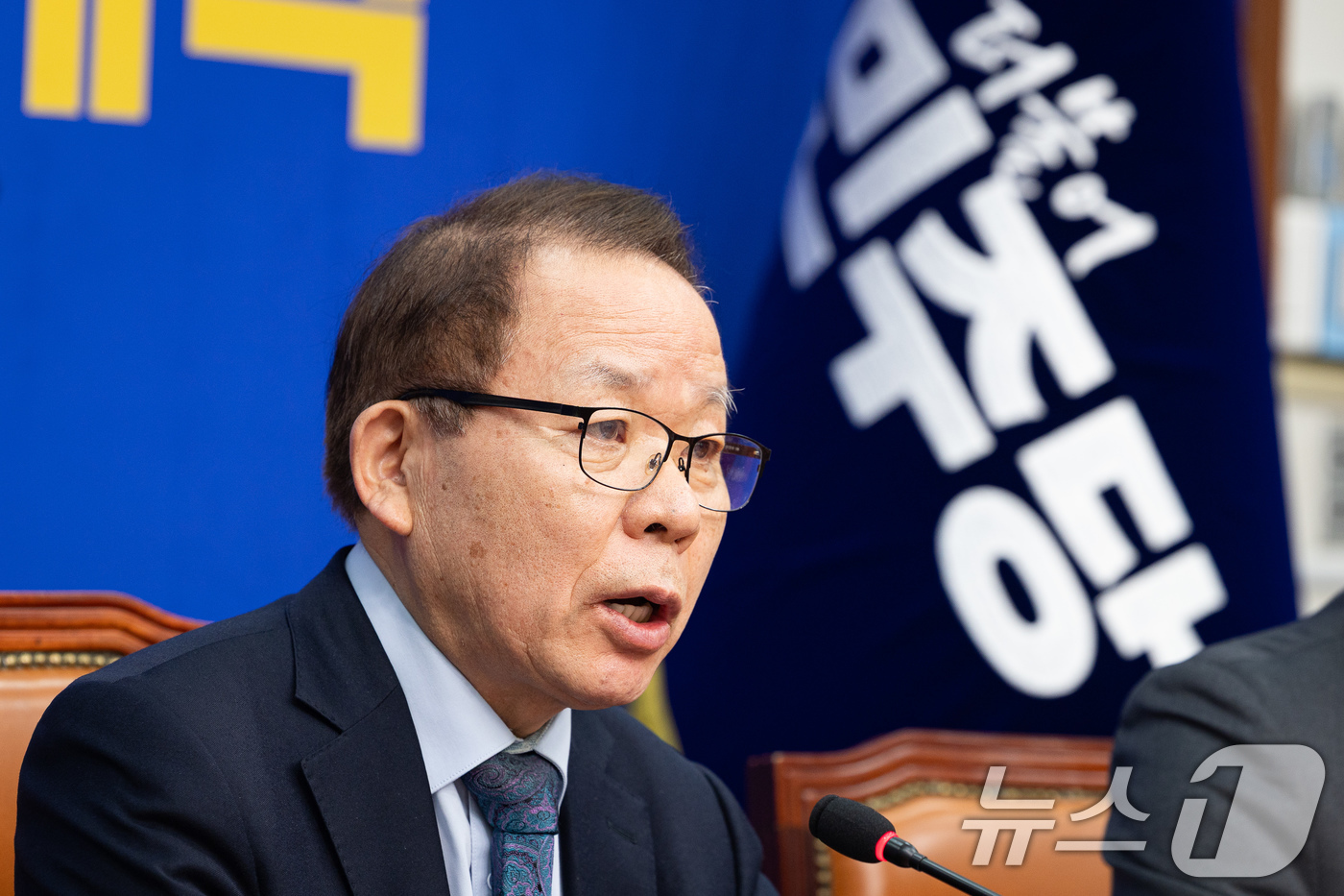 (서울=뉴스1) 유승관 기자 = 김이수 더불어민주당 중앙당 공천관리위원장이 27일 서울 여의도 국회에서 1차 공천 심사 결과를 발표하고 있다.더불어민주당 중앙당 공천관리위원회는 이 …