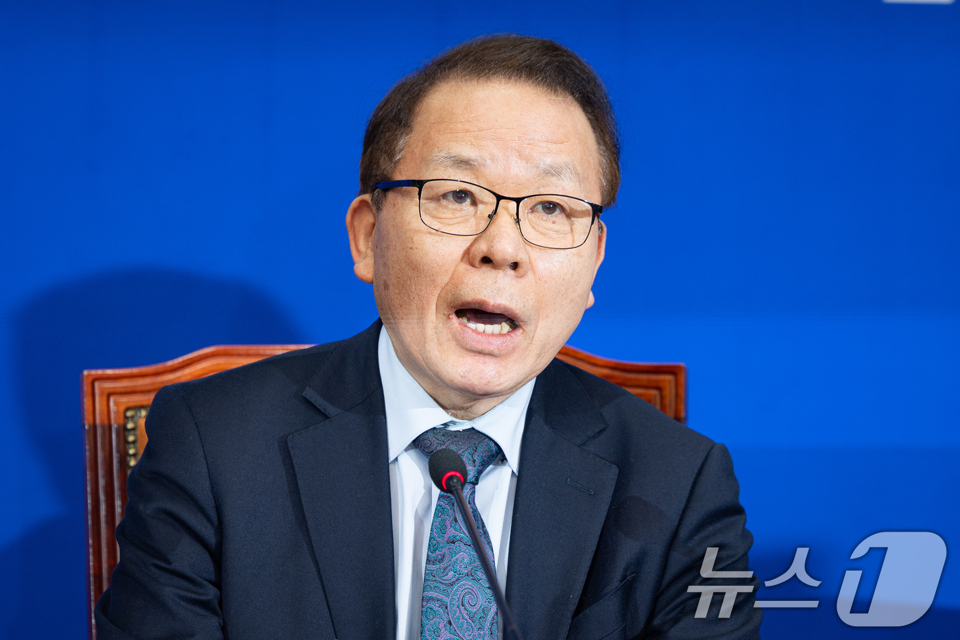 (서울=뉴스1) 유승관 기자 = 김이수 더불어민주당 중앙당 공천관리위원장이 27일 서울 여의도 국회에서 1차 공천 심사 결과를 발표하고 있다.더불어민주당 중앙당 공천관리위원회는 이 …