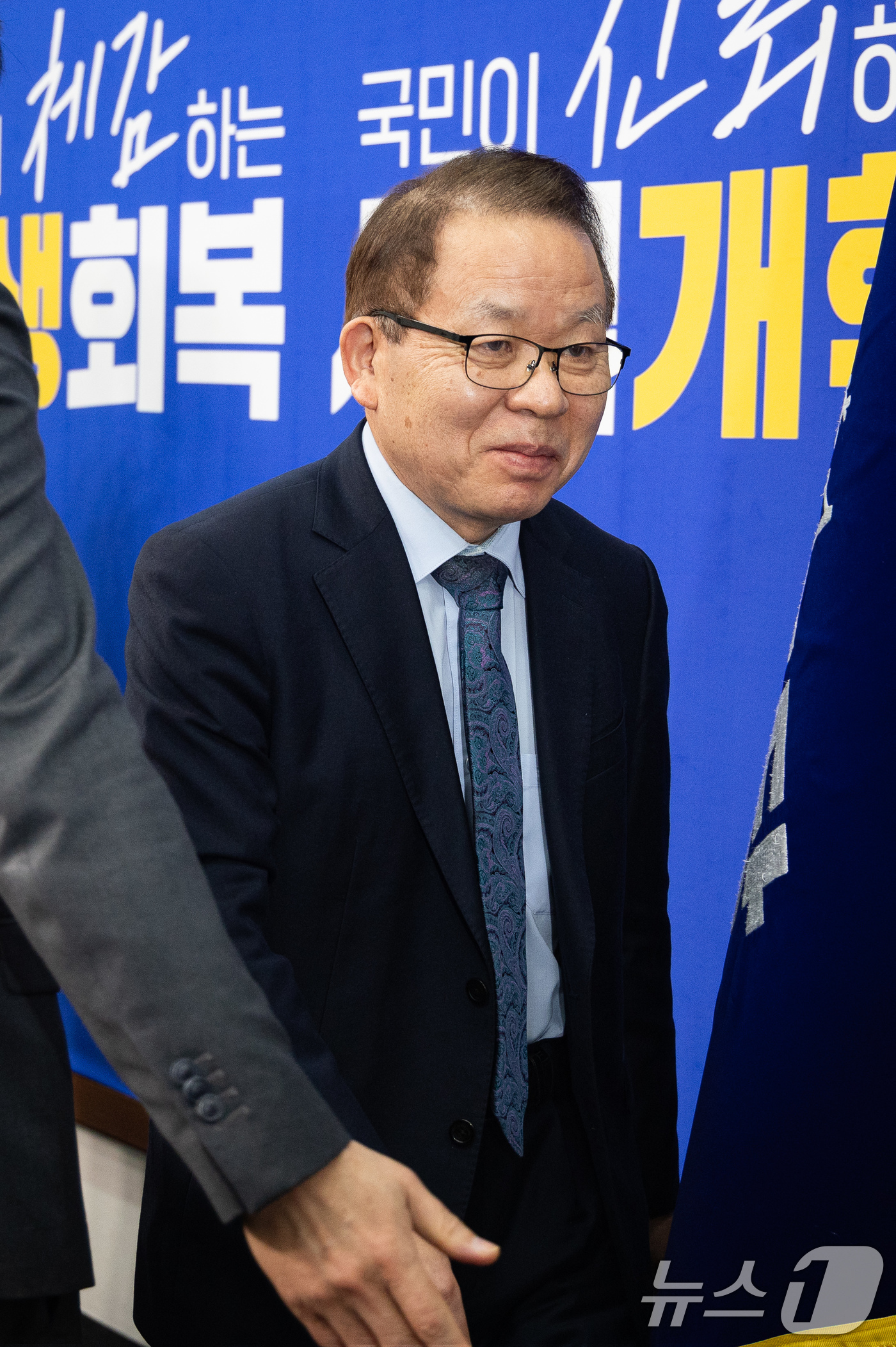 (서울=뉴스1) 유승관 기자 = 김이수 더불어민주당 중앙당 공천관리위원장이 27일 서울 여의도 국회에서 1차 공천 심사 결과를 발표한 후 회의장을 나서고 있다.더불어민주당 중앙당 …