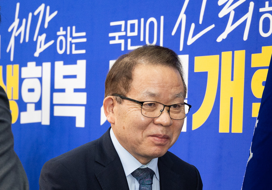 1차 공천심사 결과 발표 후 퇴장하는 김이수 민주당 공관위원장