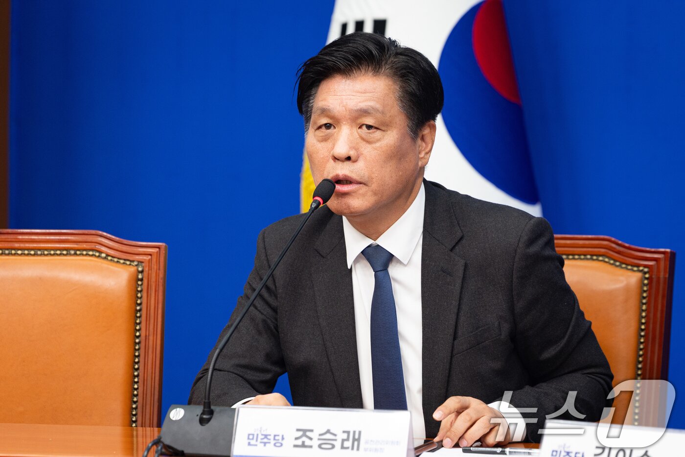 본문 이미지 - 조승래 더불어민주당 중앙당 공천관리부위원장(사무총장)이 27일 서울 여의도 국회에서 김이수 공천관리위원장의 1차 공천 심사 결과발표 이후 취재진 질문에 답하고 있다. 더불어민주당 중앙당 공천관리위원회는 이날 6.3 지방선거 1호 공천으로 강원특별자치도지사 후보에 우상호 전 청와대 정무수석을 단수공천한다고 밝혔다. 2026.2.27 ⓒ 뉴스1 유승관 기자