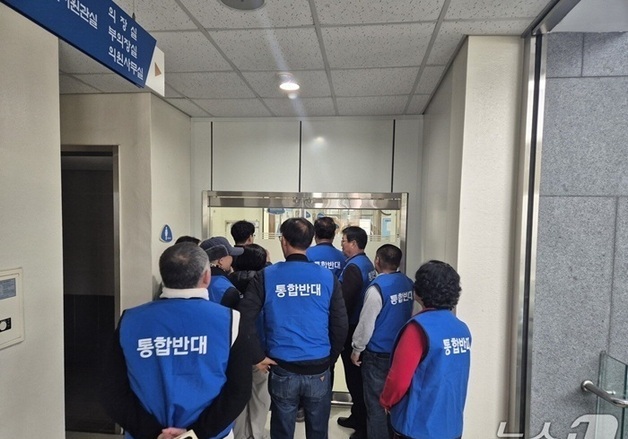 완주군의회서 경찰관 머리 잡아챈 '통합 반대' 군민…경찰 수사 착수